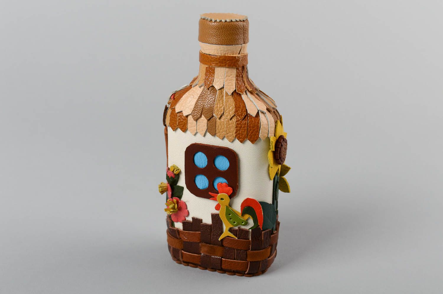 Красивая стеклянная бутылка декорированная кожей ручной работы для интерьера фото 2