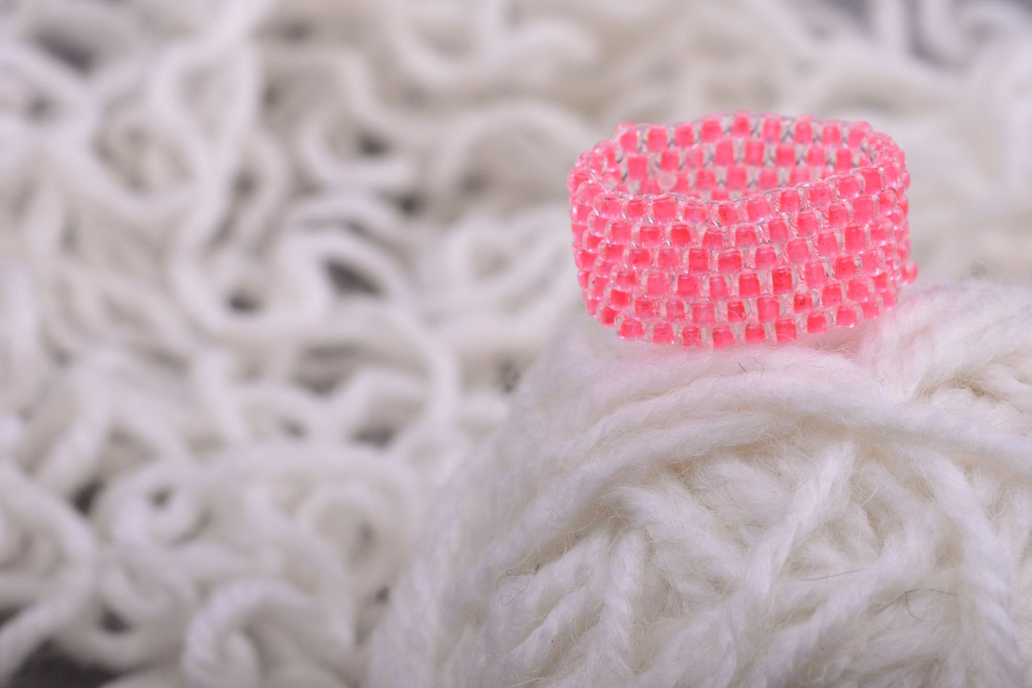 Розовое кольцо из бисера на руку простое широкое плетеное вручную  фото 3