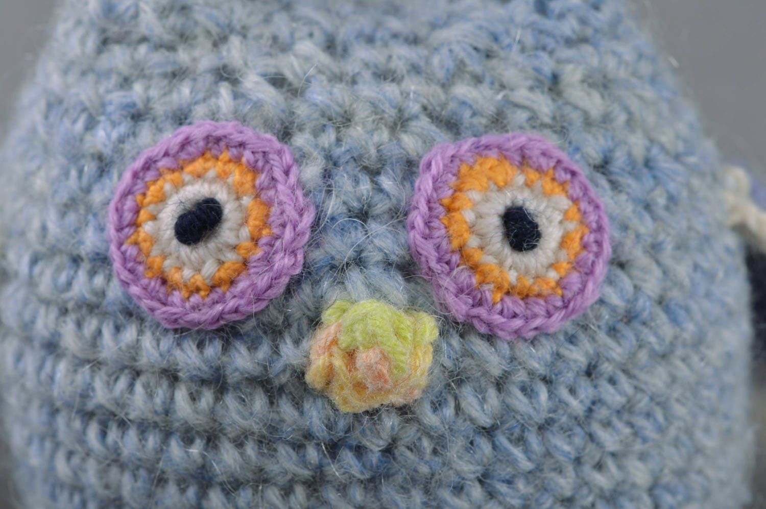 Jouet tricoté original fait main petit pour enfant en forme de hibou bleu photo 2
