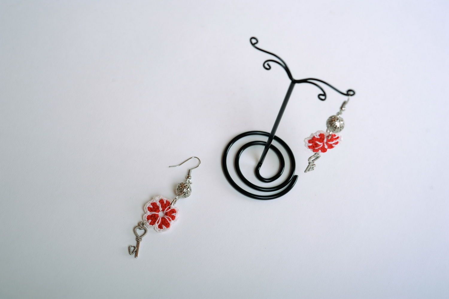 Boucles d'oreilles pendantes acryliques Fleurs rouges photo 3