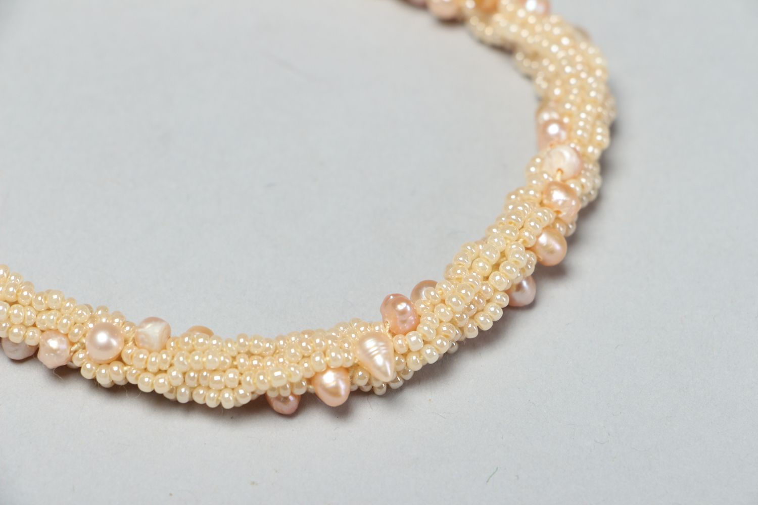 Collier spirale en perles de rocailles et perles naturelles fait main photo 2