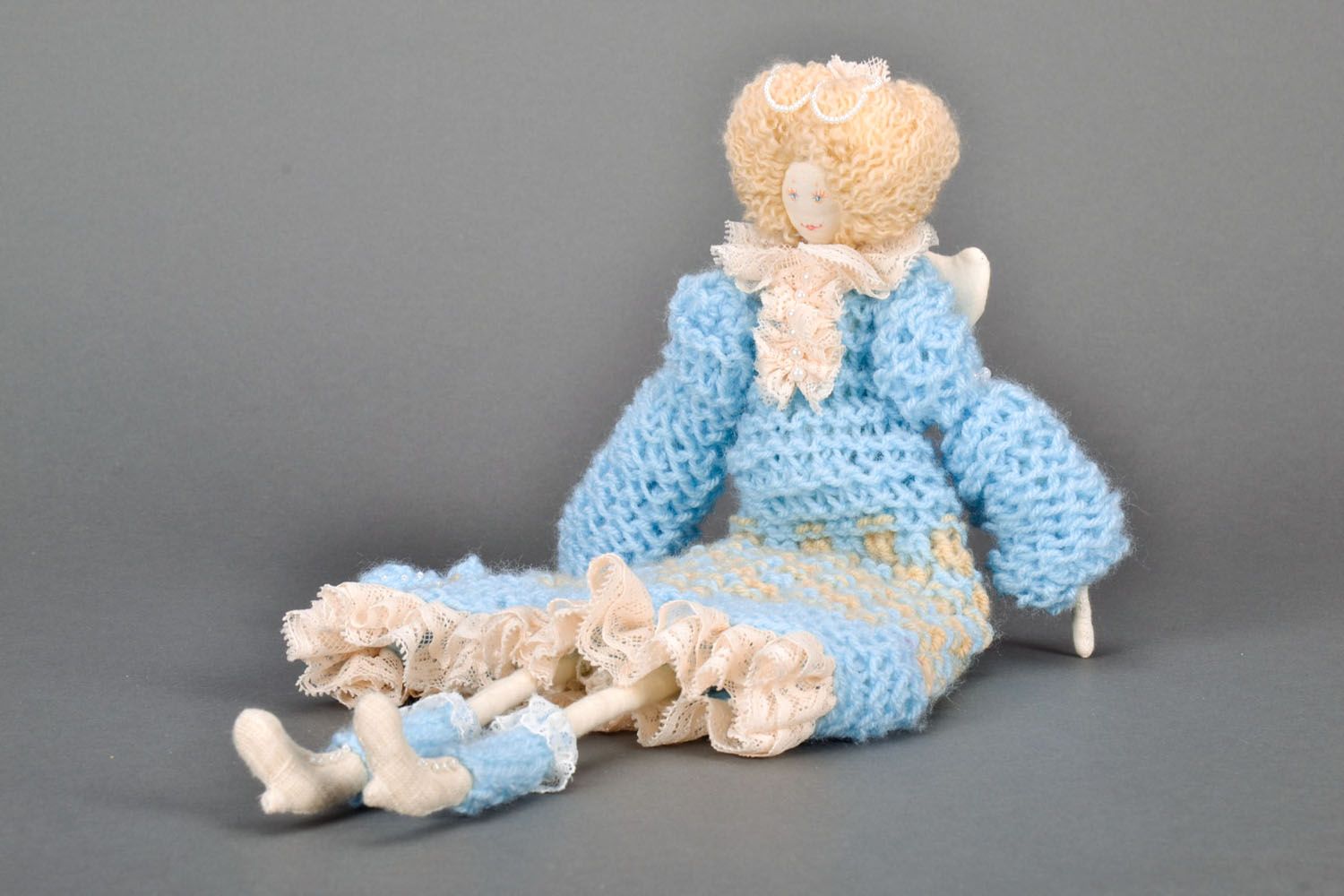 Boneca tricotada com agulhas foto 4