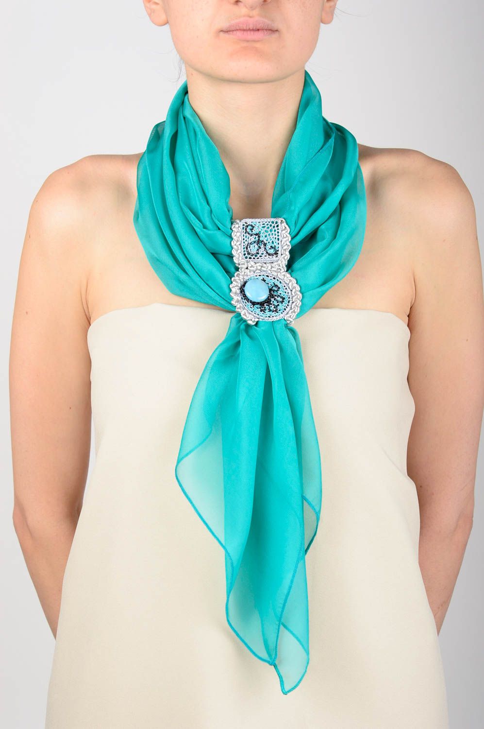 Pañuelo hecho a mano de chifón azul claro con broche accesorio de mujer foto 5