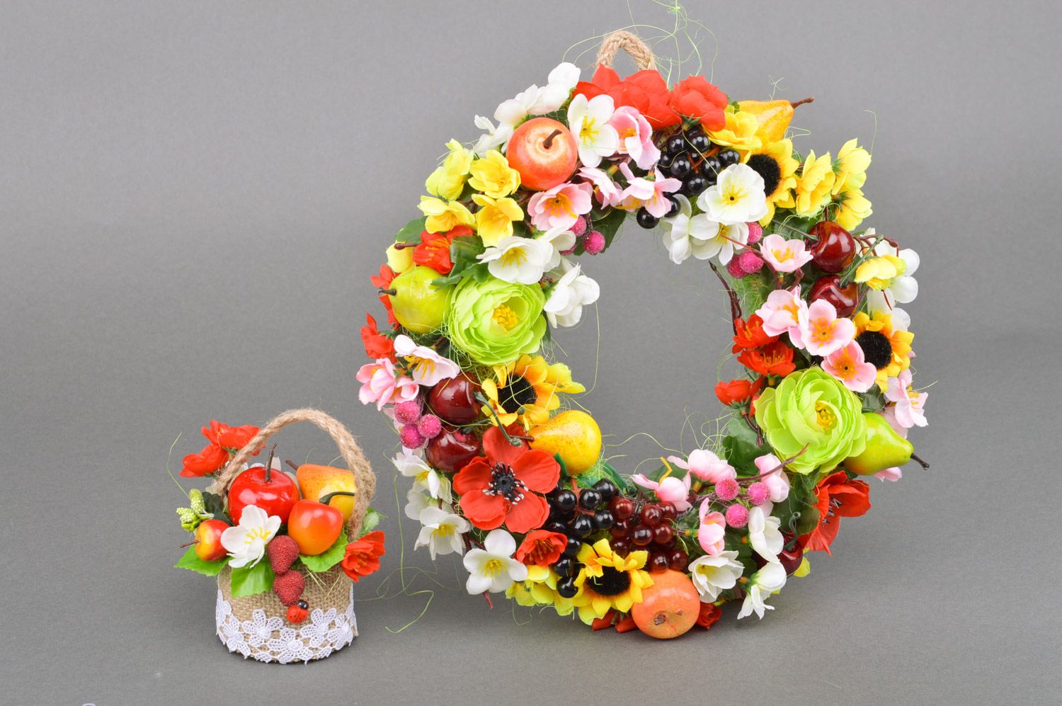 Handmade Osterdeko Korb und Kranz mit Kunstblumen und Früchten für Dekoration zu Ostern foto 2