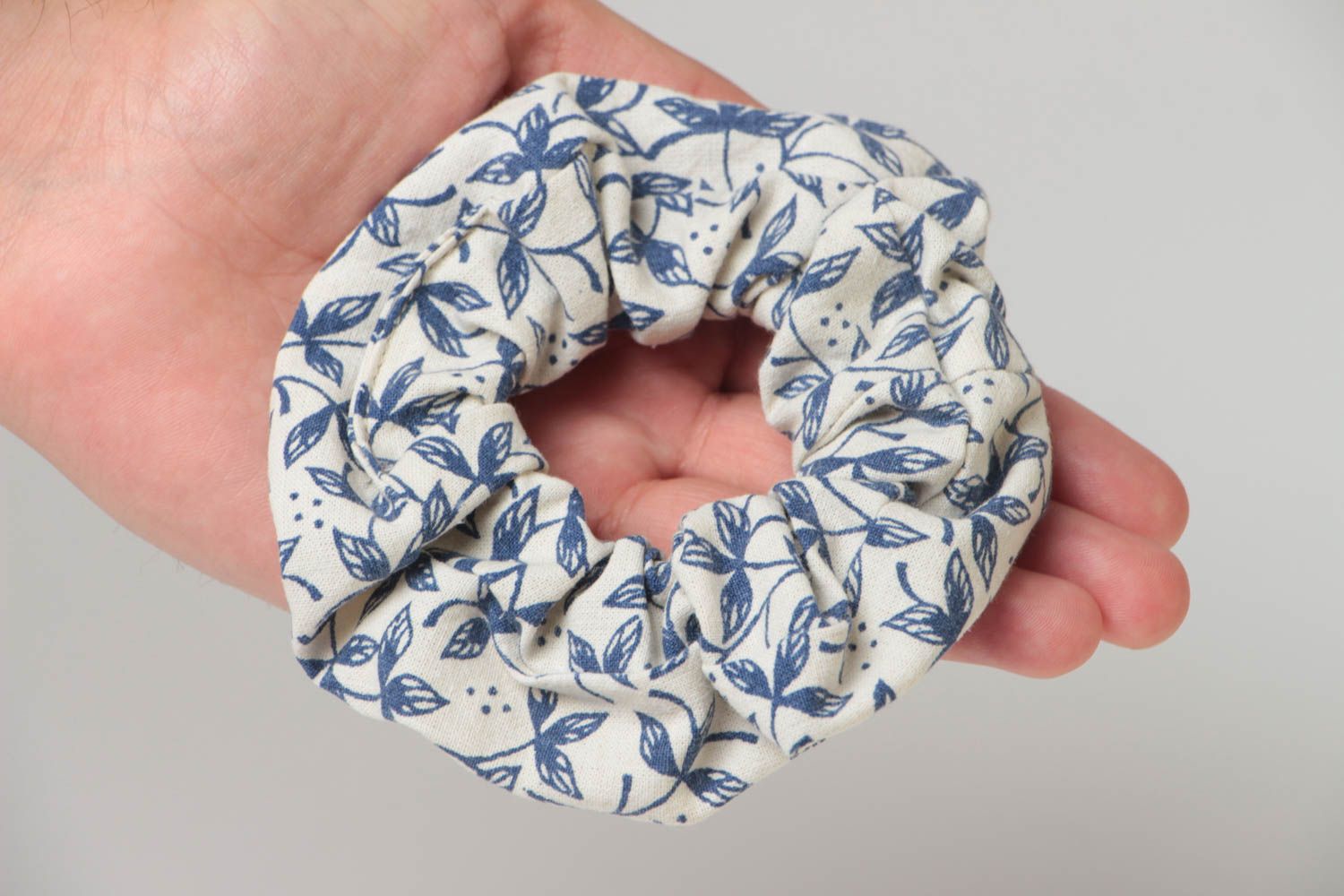 Heller Stoff Haargummi handmade weiß mit blauem Ornament bequem einzigartig foto 5