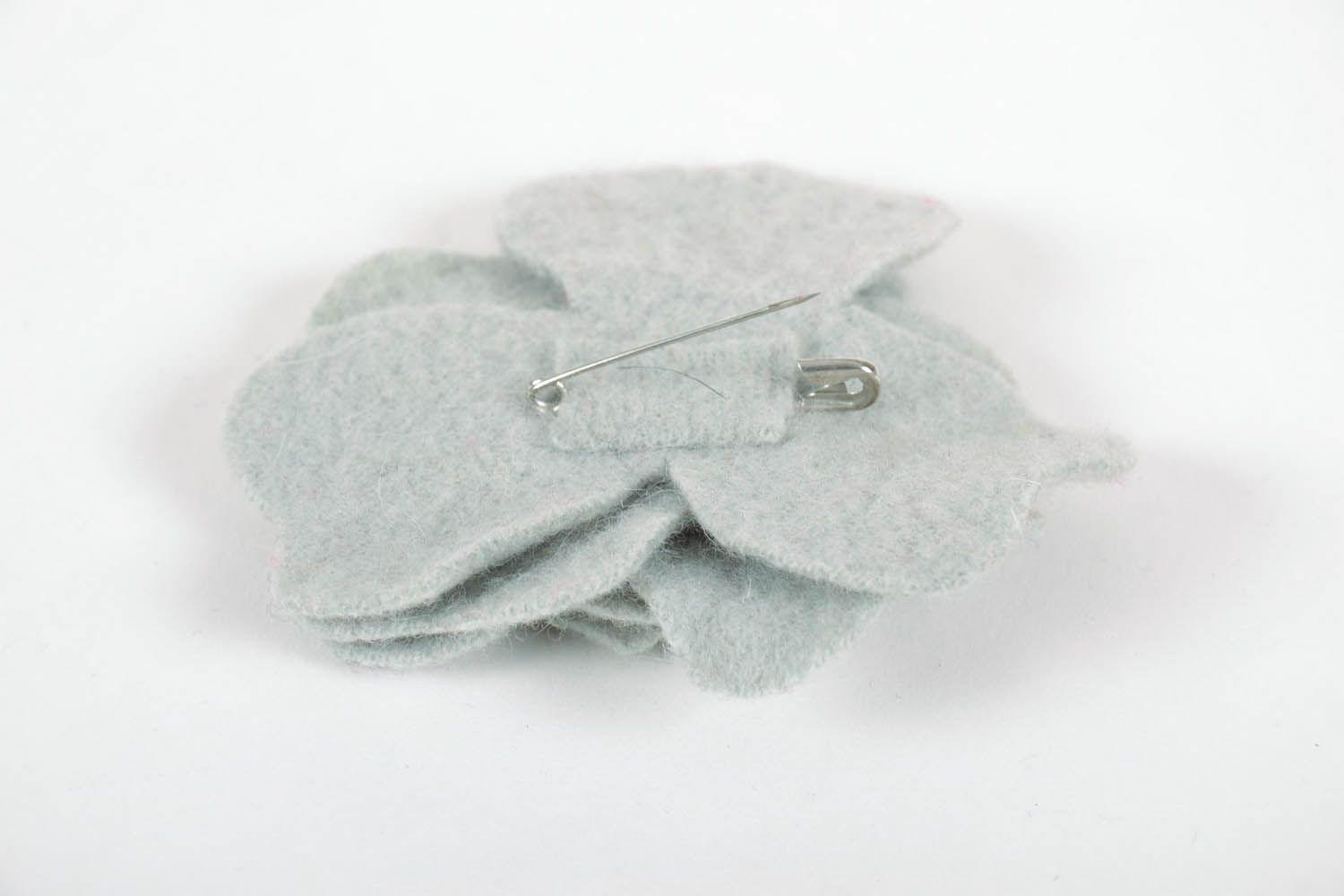 Broche originale en laine fleur grise photo 4
