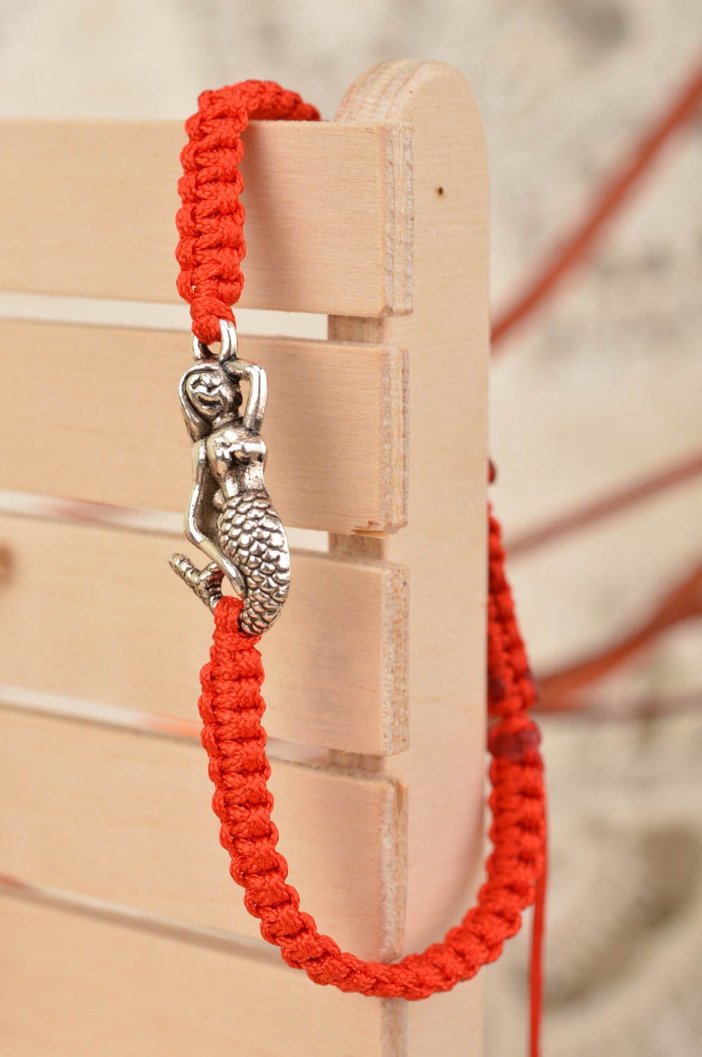 Красный браслет из шелковых ниток с русалочкой плетеный тонкий ручной работы фото 1