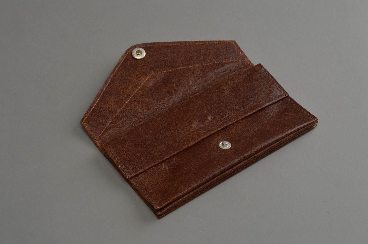 Большой бумажник из натуральной кожи ручной работы коричневый мужской авторский фото 3