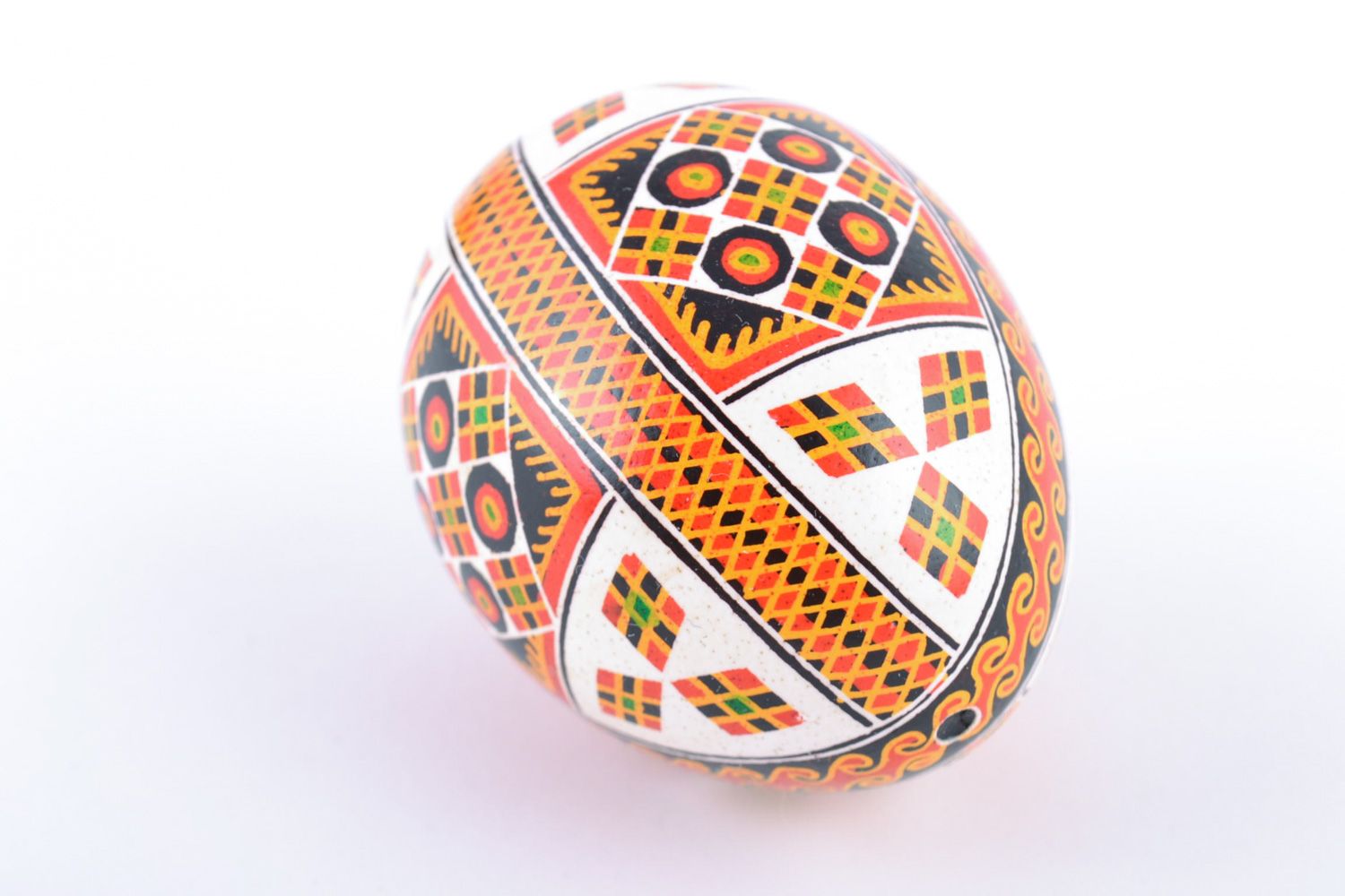 Huevo de Pascua pintado de gallina artesanal con ornamentos en fondo blanco foto 3