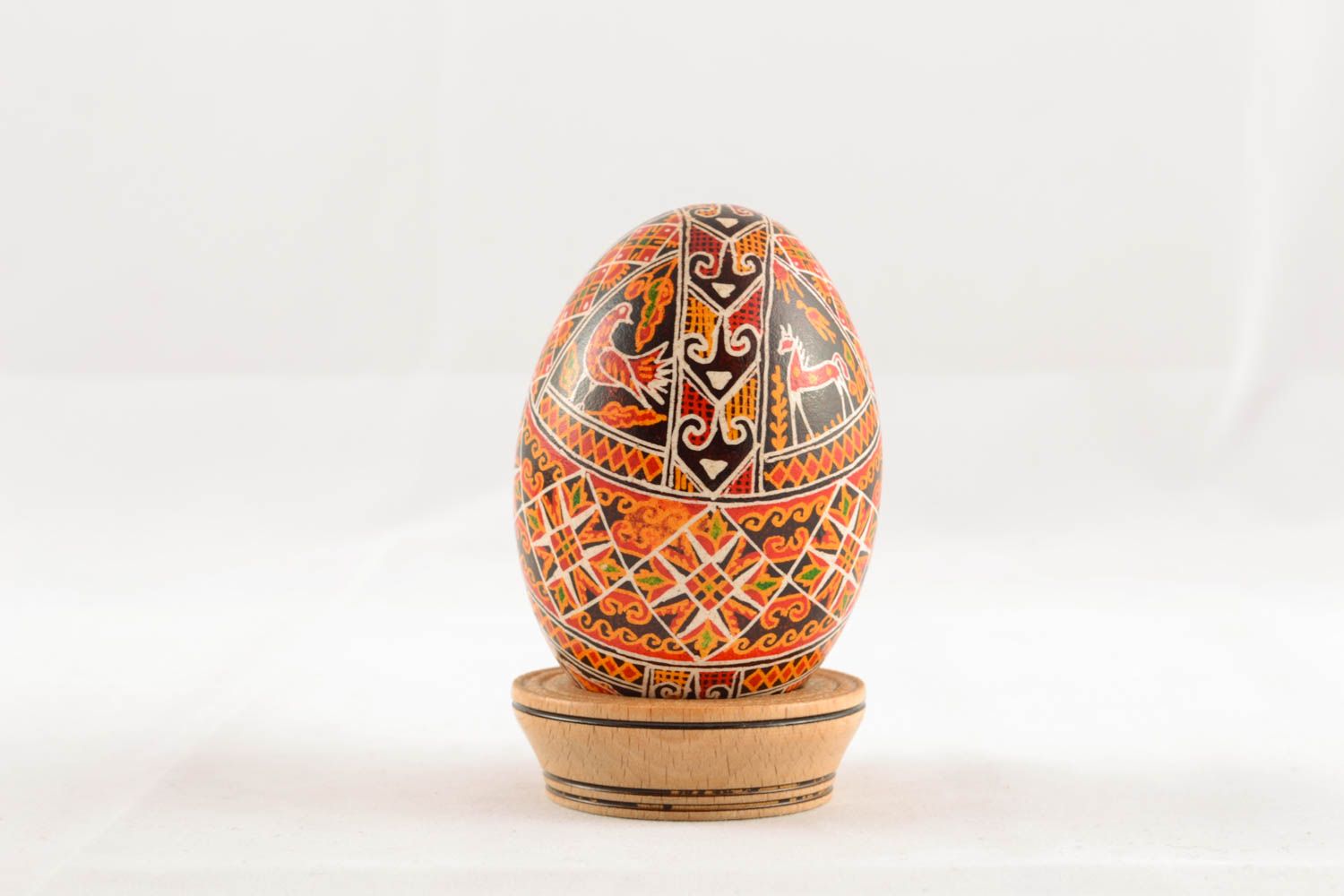 Huevo de Pascua pintado en soporte foto 1