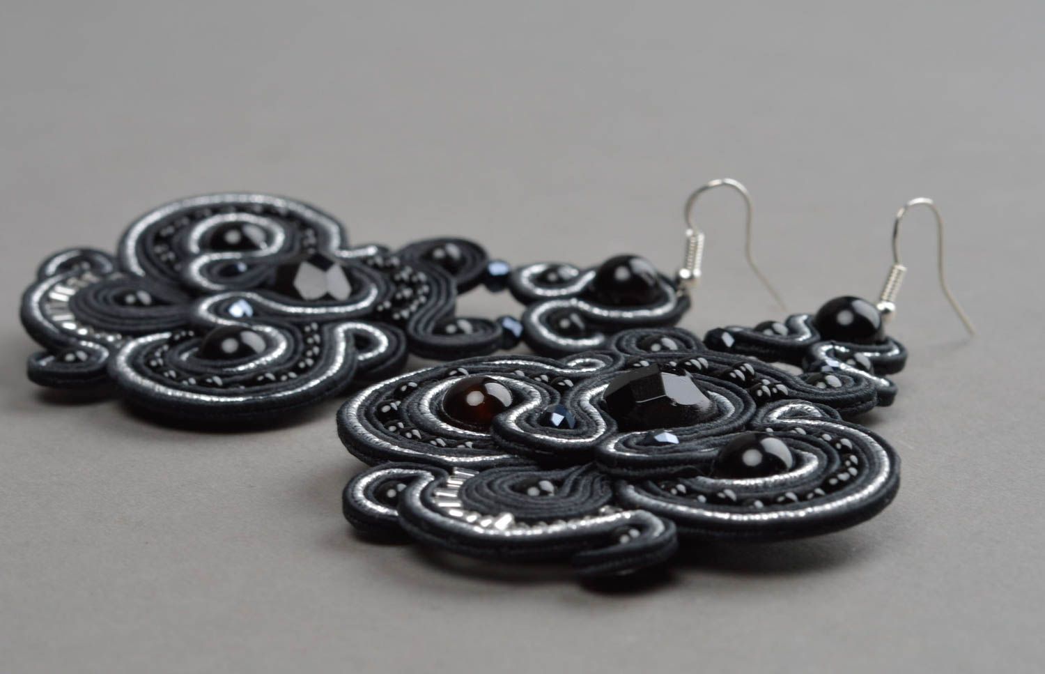 Boucles d'oreilles textiles noires soutache avec perles fantaisie faites main photo 3