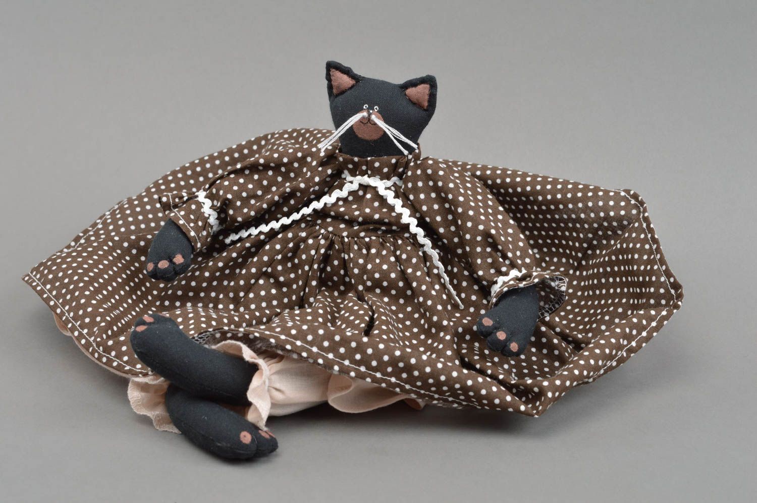 Мягкая игрушка кошка в красивом платье ручной работы авторская стильная фото 3