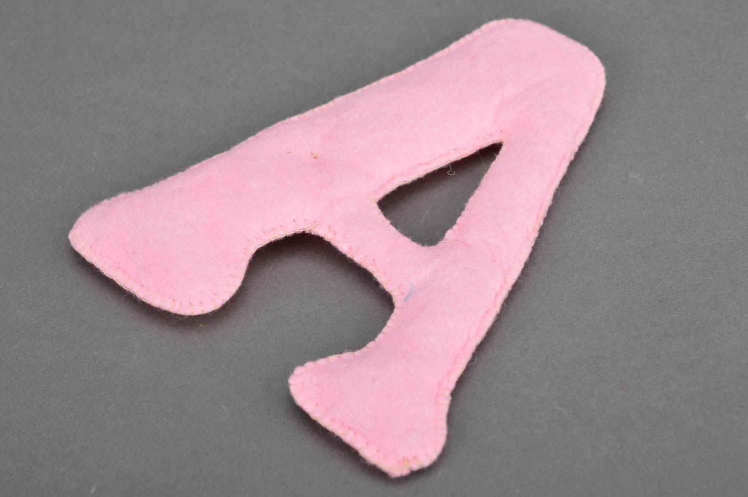 Декоративная буква А ручной работы мягкая из фетра для декора дома розовая фото 5
