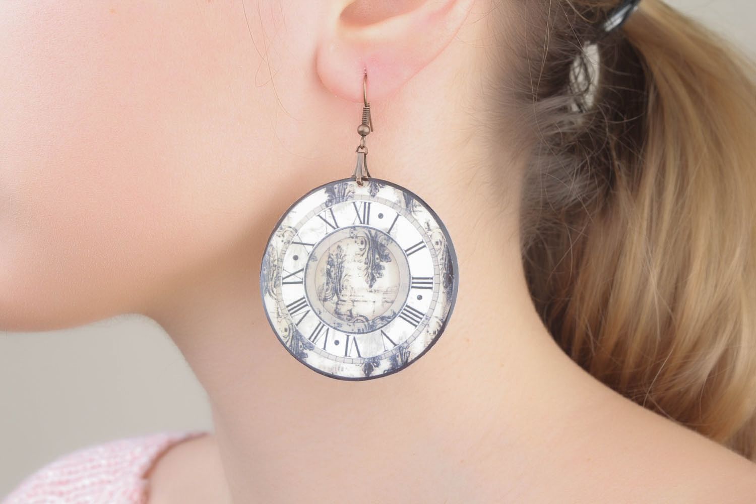 Round earrings in vintage style photo 1
