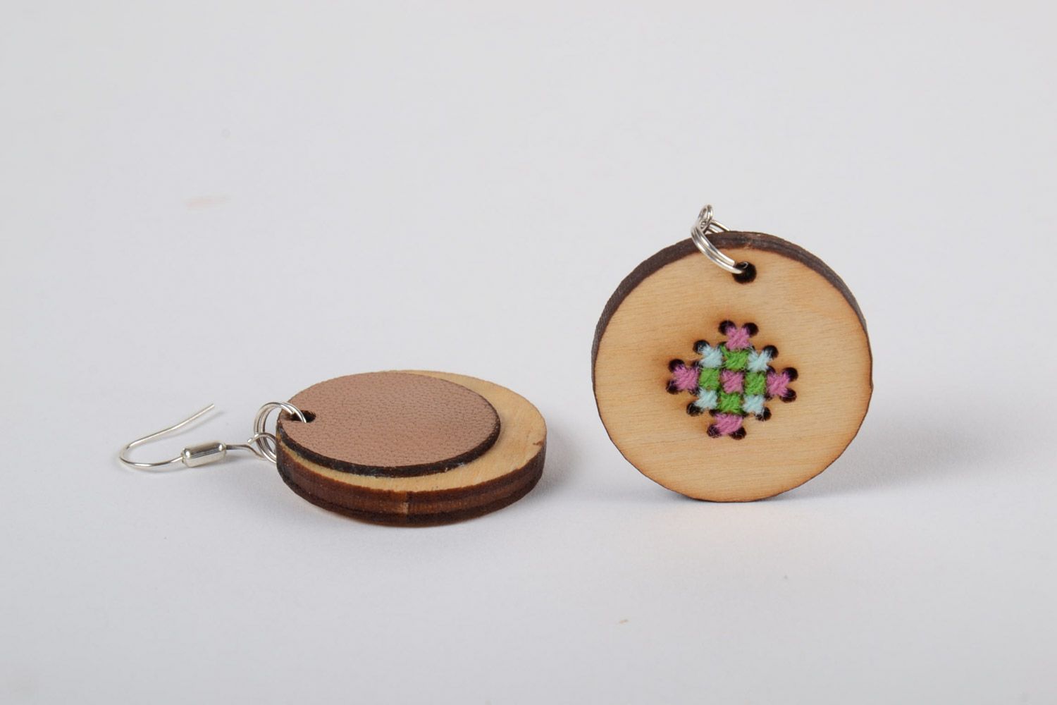 Kleine runde handgemachte künstlerische Ohrringe mit Stickerei aus Furnierholz  foto 4