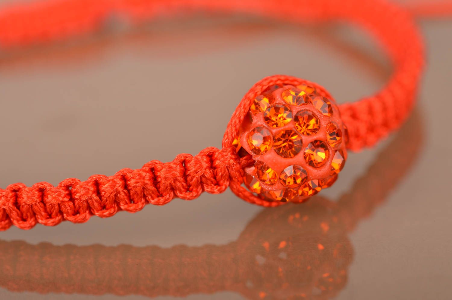 Rotes geflochtenes Armband aus Faden mit runder Strassstein Perle für Freundin foto 2