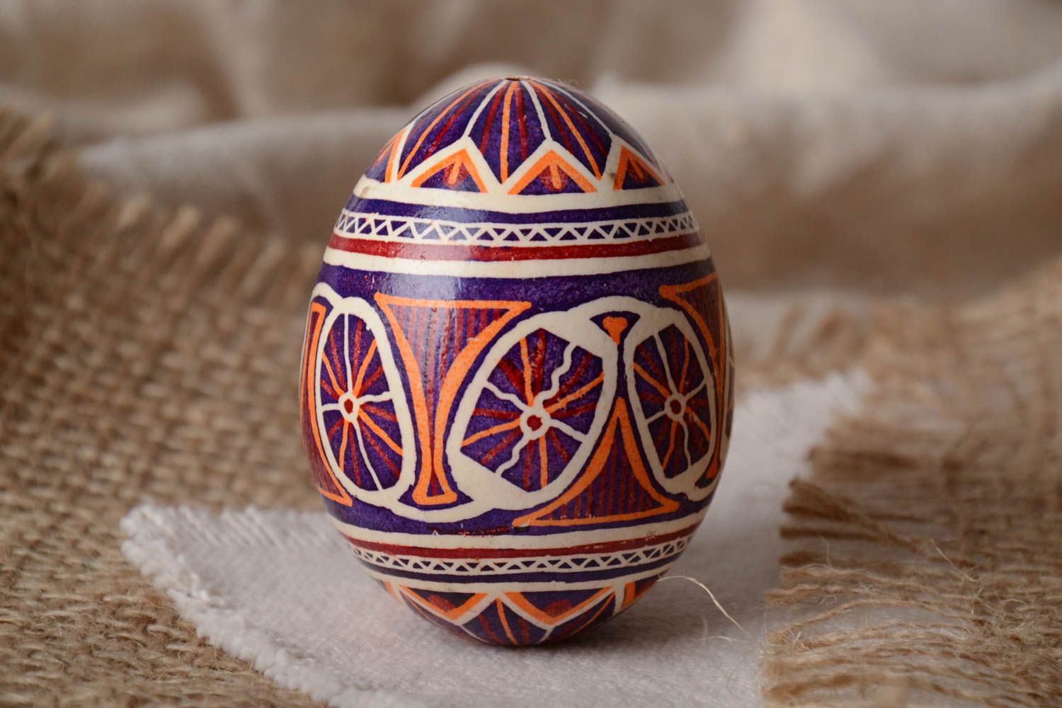 Ostern Dekor buntes bemaltes Osterei aus Hühnerei mit Musterung handmade schön foto 1