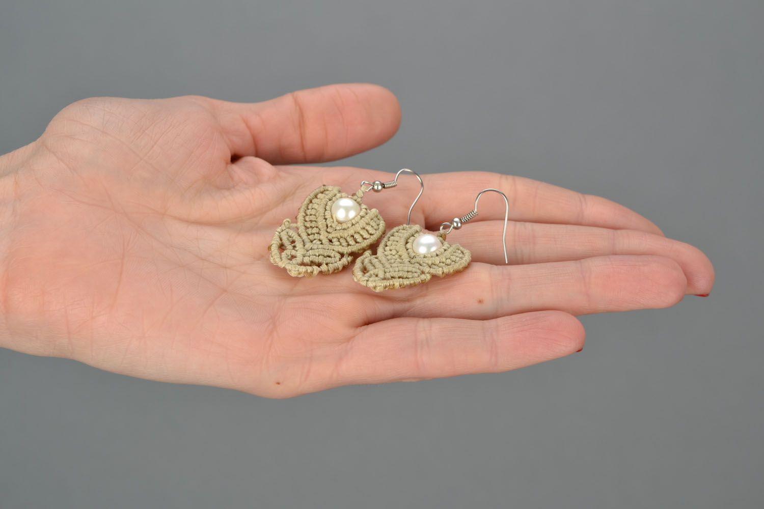 Geflochtene Ohrringe mit echten Perlen foto 2