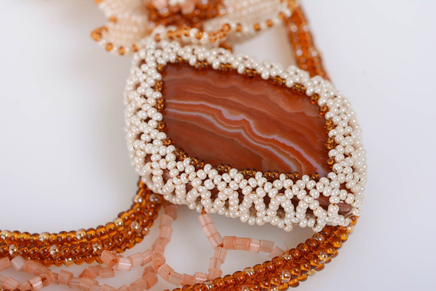 Collar de abalorios artesanal con piedra natural de ágata y flores beige foto 2