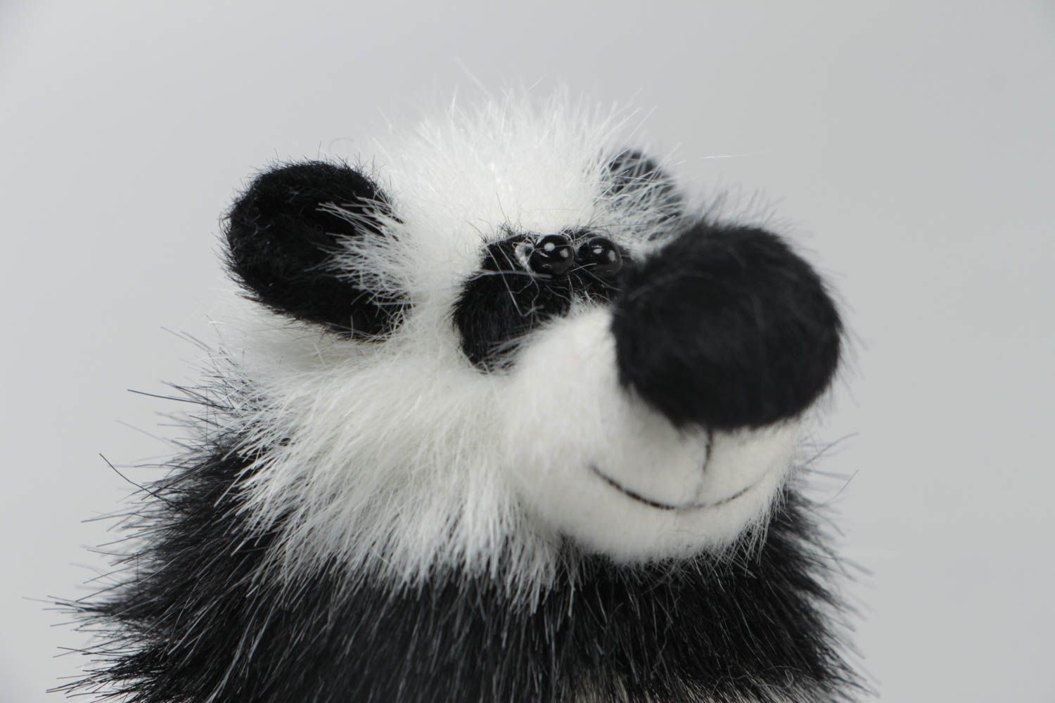 Игрушка на пальчик меховая в виде панды маленькая белая с черным ручная работа фото 4