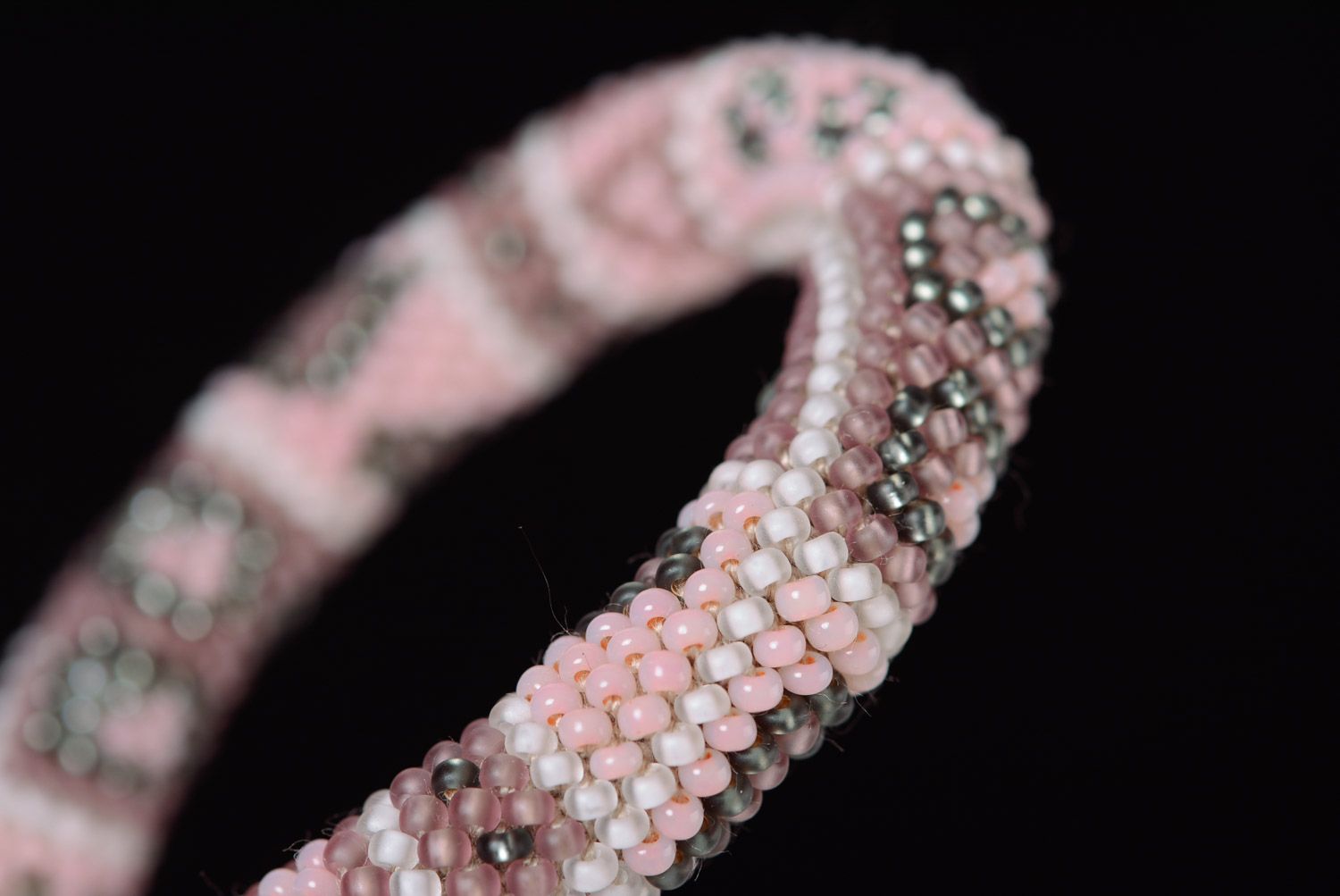 Наручный браслет из чешского бисера ручной работы жгут плетеный с бусинами фото 2