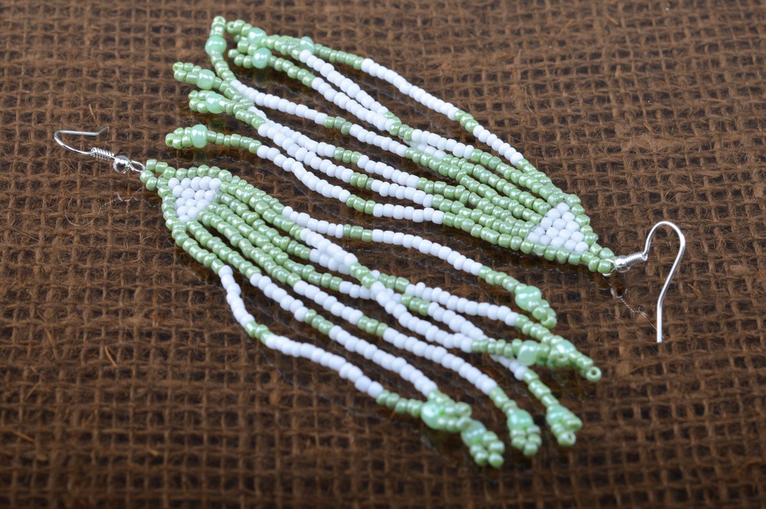 Boucles d'oreilles pendantes en perles de rocaille faites main vert-blanc photo 2