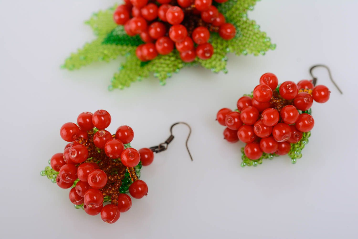 Яркие серьги из бисера в виде ягод ручной работы плетеные красивые нарядные красные фото 2