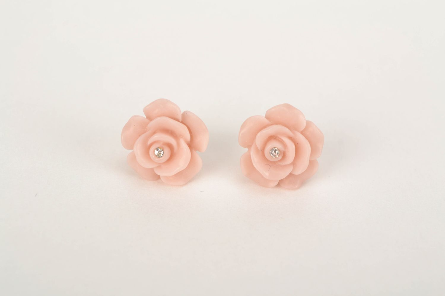 Boucles d'oreilles puces en pâte polymère roses rose pâle photo 3