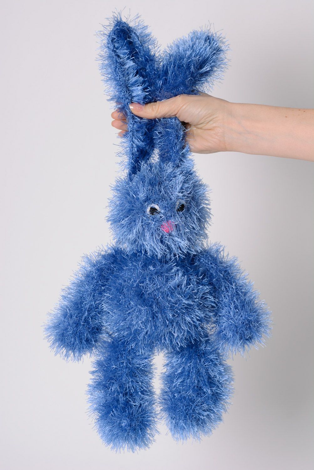 Игрушка вязаная спицами заяц с длинными ушами голубой пушистый ручная работа фото 3
