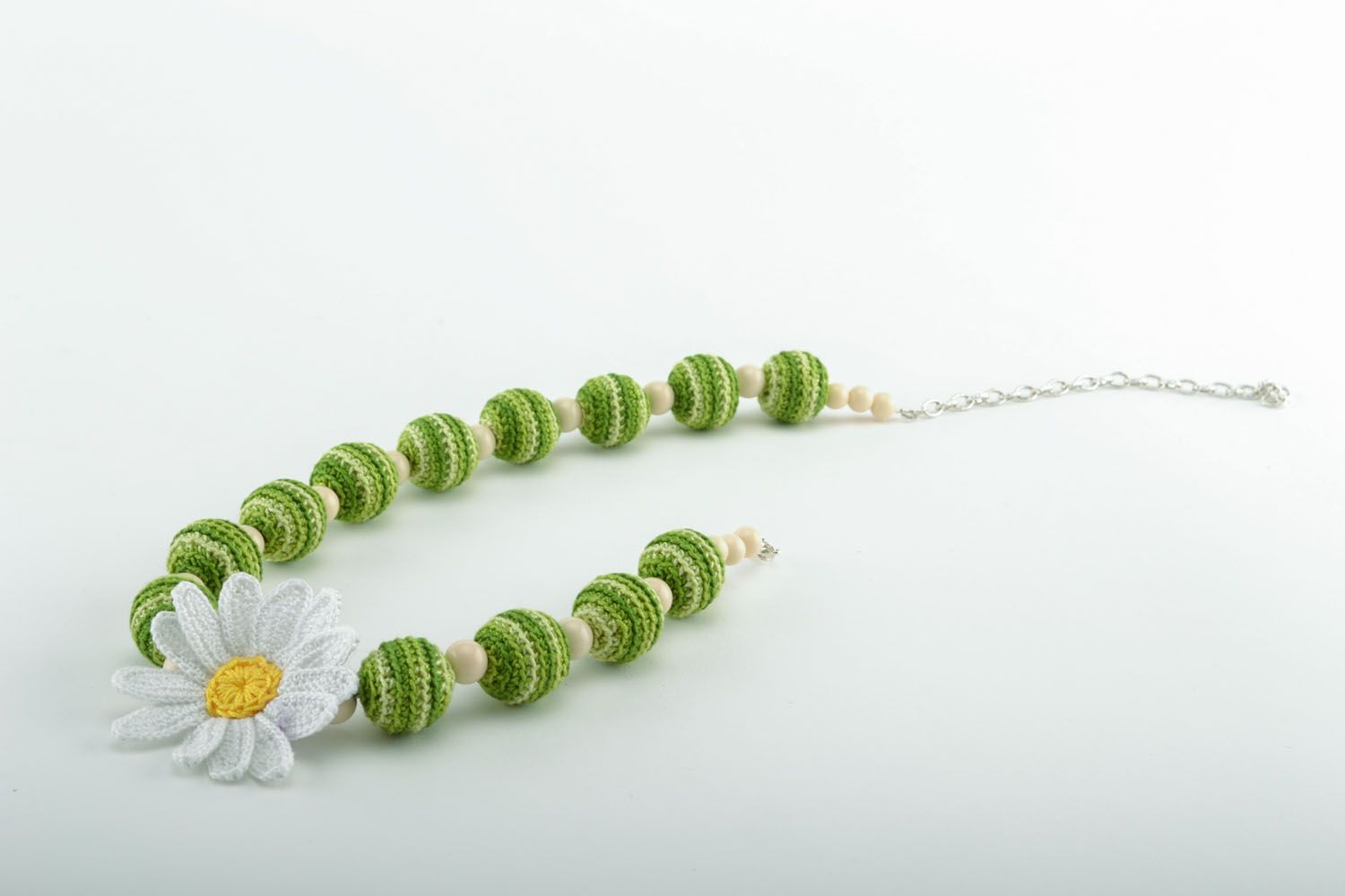 Beautiful bead necklace with camomile photo 2