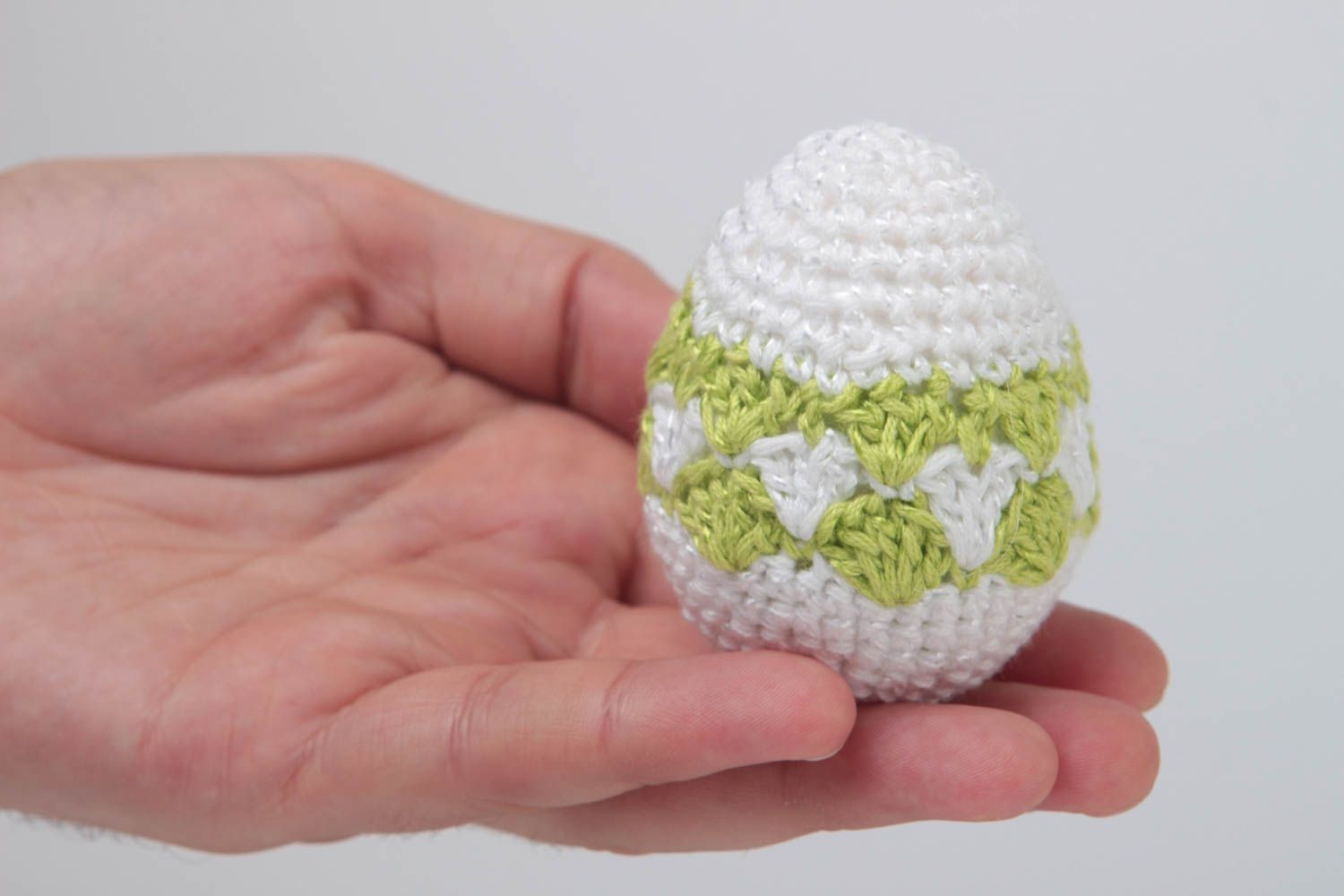 Stylish Easter decor ideas unusual Ester souvenir crocheted eggs for holiday photo 5