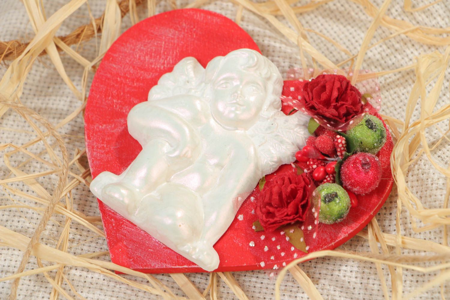 Aimant frigo en bois en forme d'ange avec cœur rouge fait main décoration photo 1