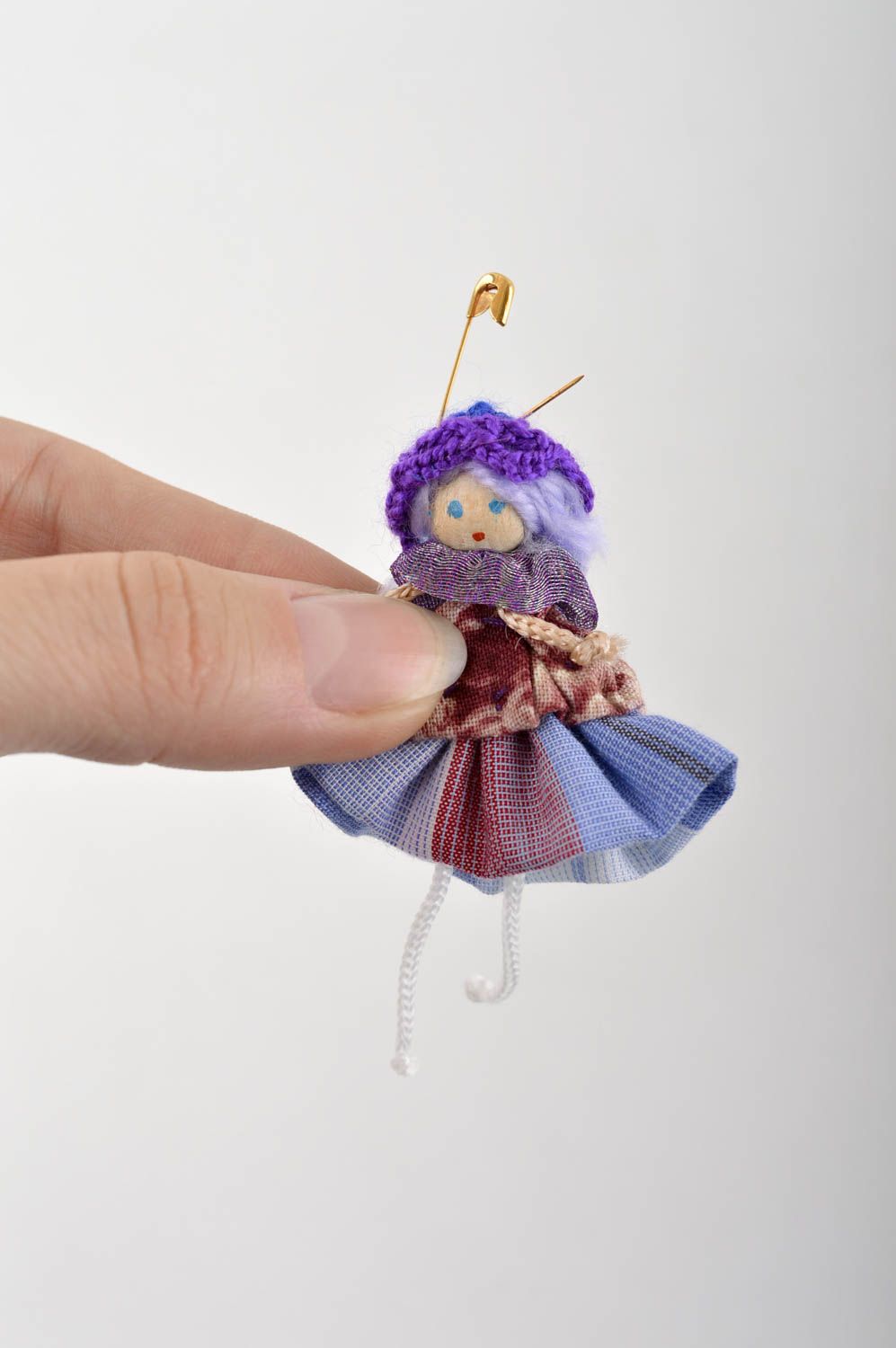 Broche fait main Bijou fantaisie poupée miniature en violet Accessoire femme photo 5