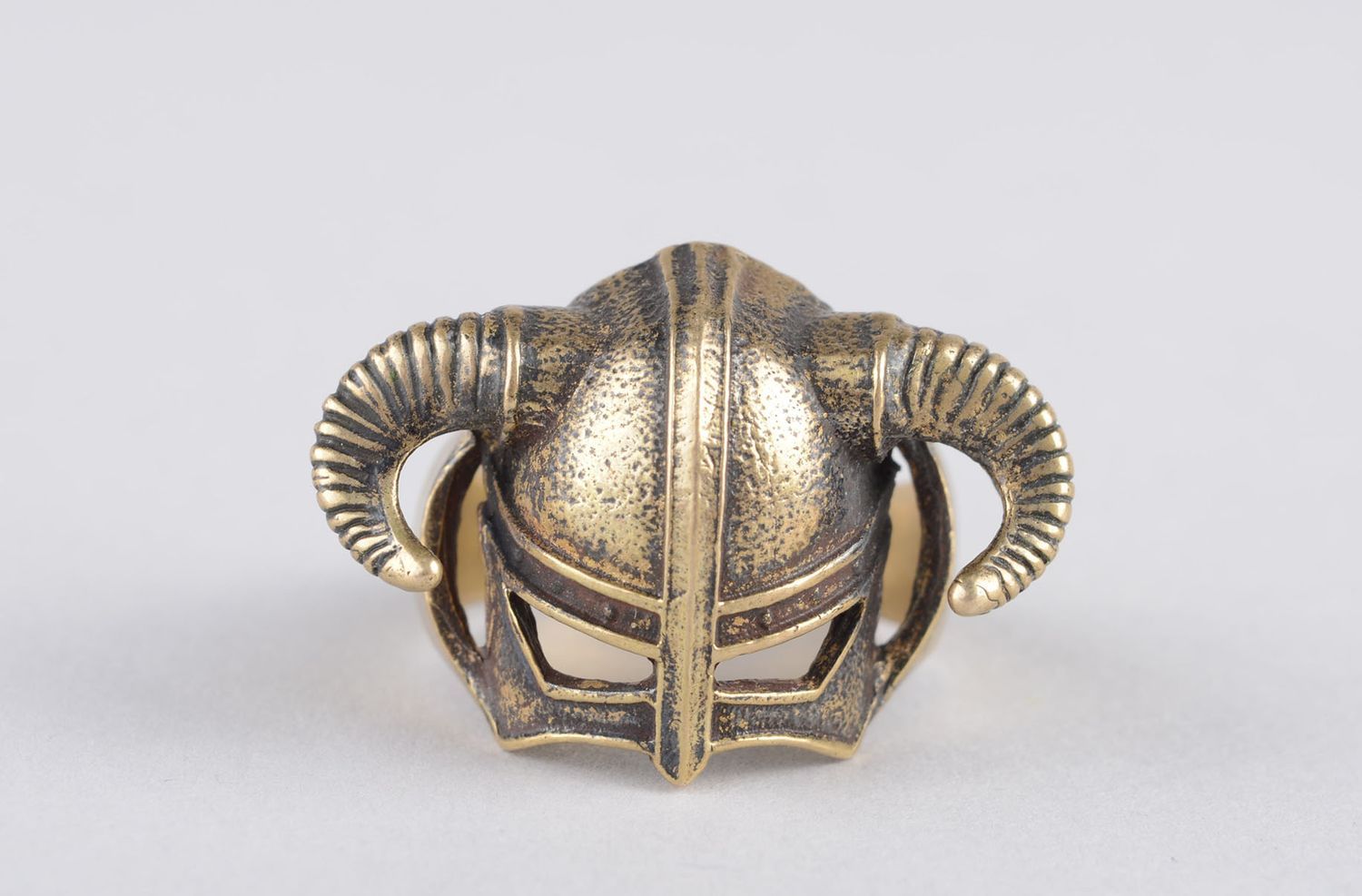 Мужское кольцо ручной работы красивое кольцо мужской аксессуар Шлем с рогами фото 2