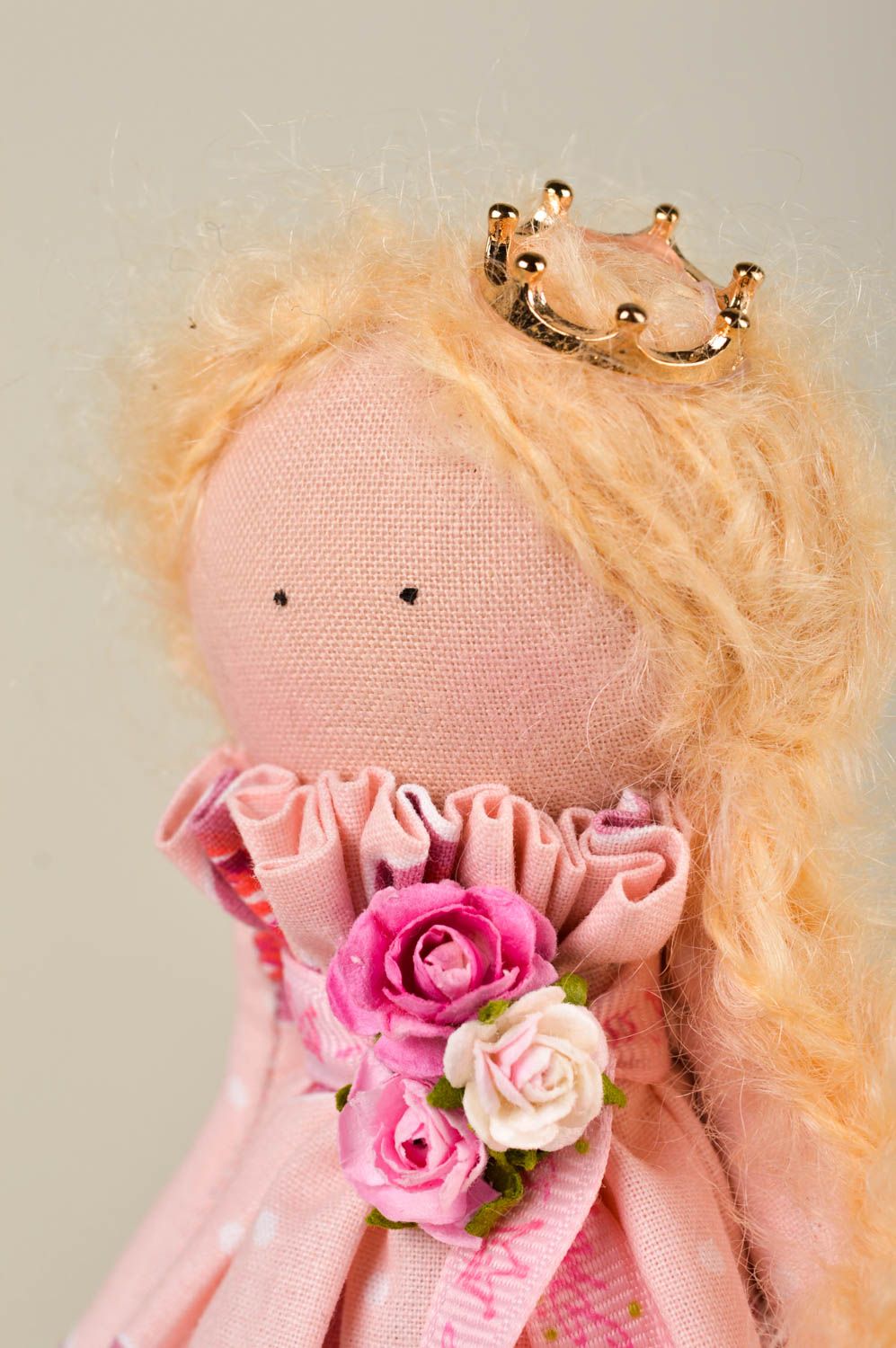 Handmade Deko Puppe aus Stoff Geschenk Idee Spielzeug Puppe auf Kissen in Rosa foto 3