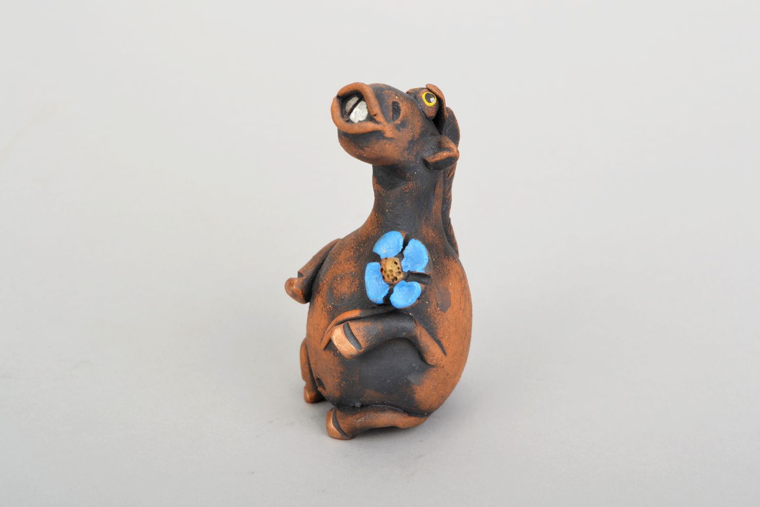 Kleine keramische Statuette Pferd mit Blume foto 3