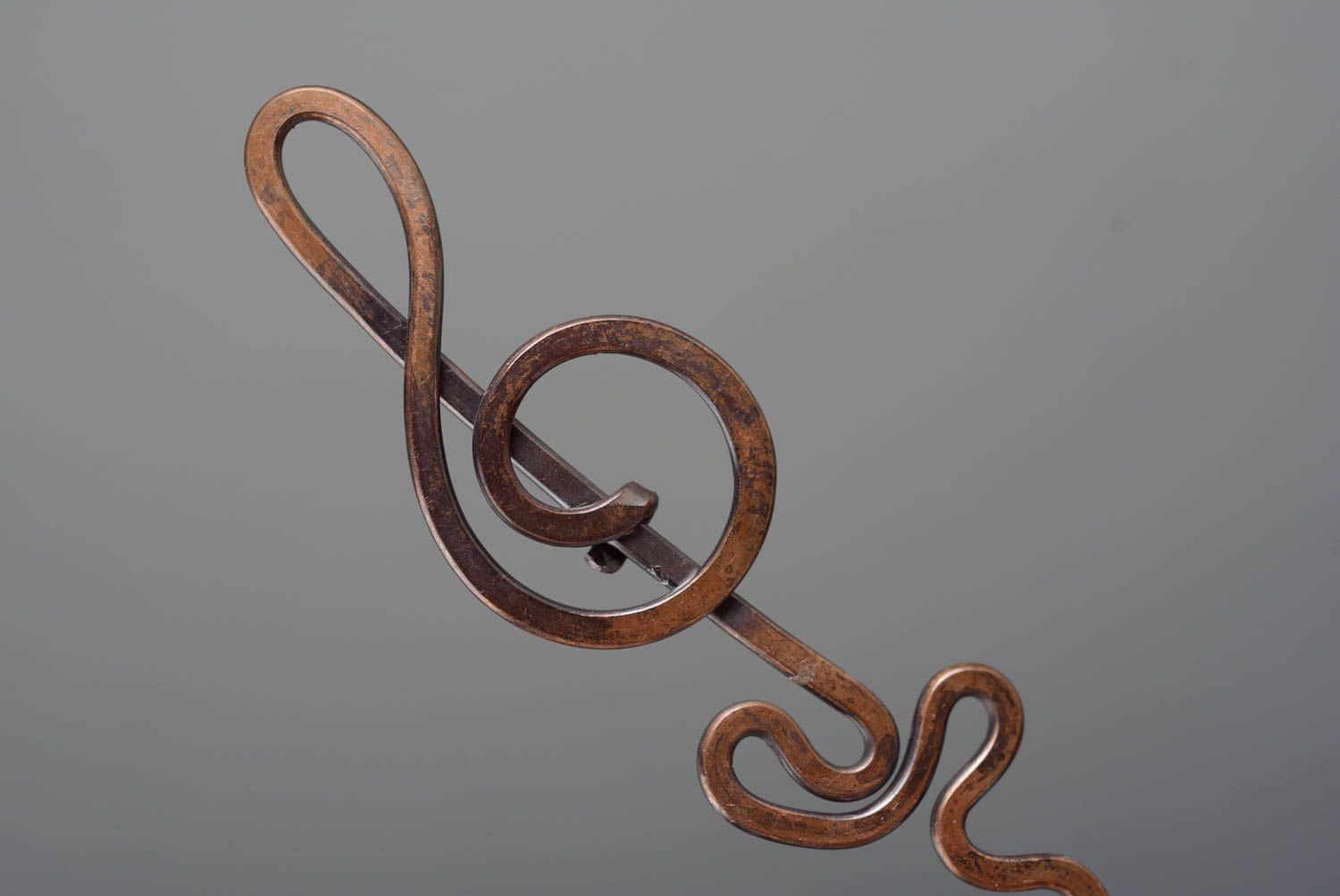 Handgemachte Wire Wrap Haarnadel aus Kupfer in Form vom Geigenschlüssel in Braun foto 2