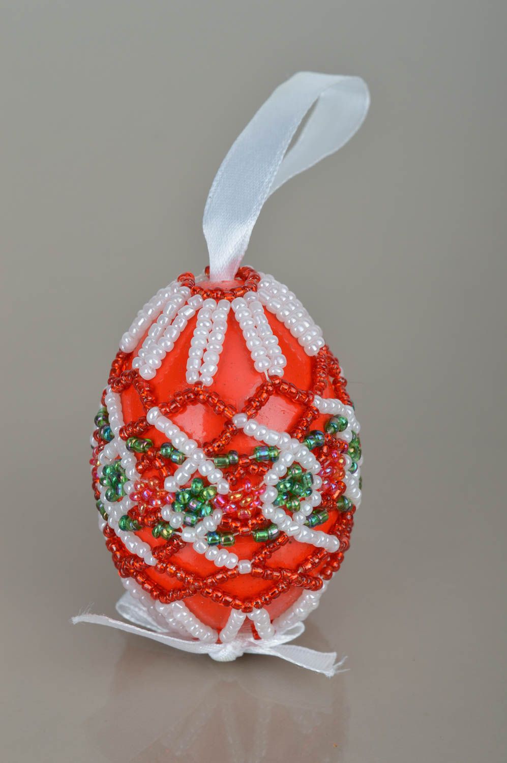 Пасхальное яйцо ручной работы яйцо из бисера пасхальный декор красное подвеска фото 2