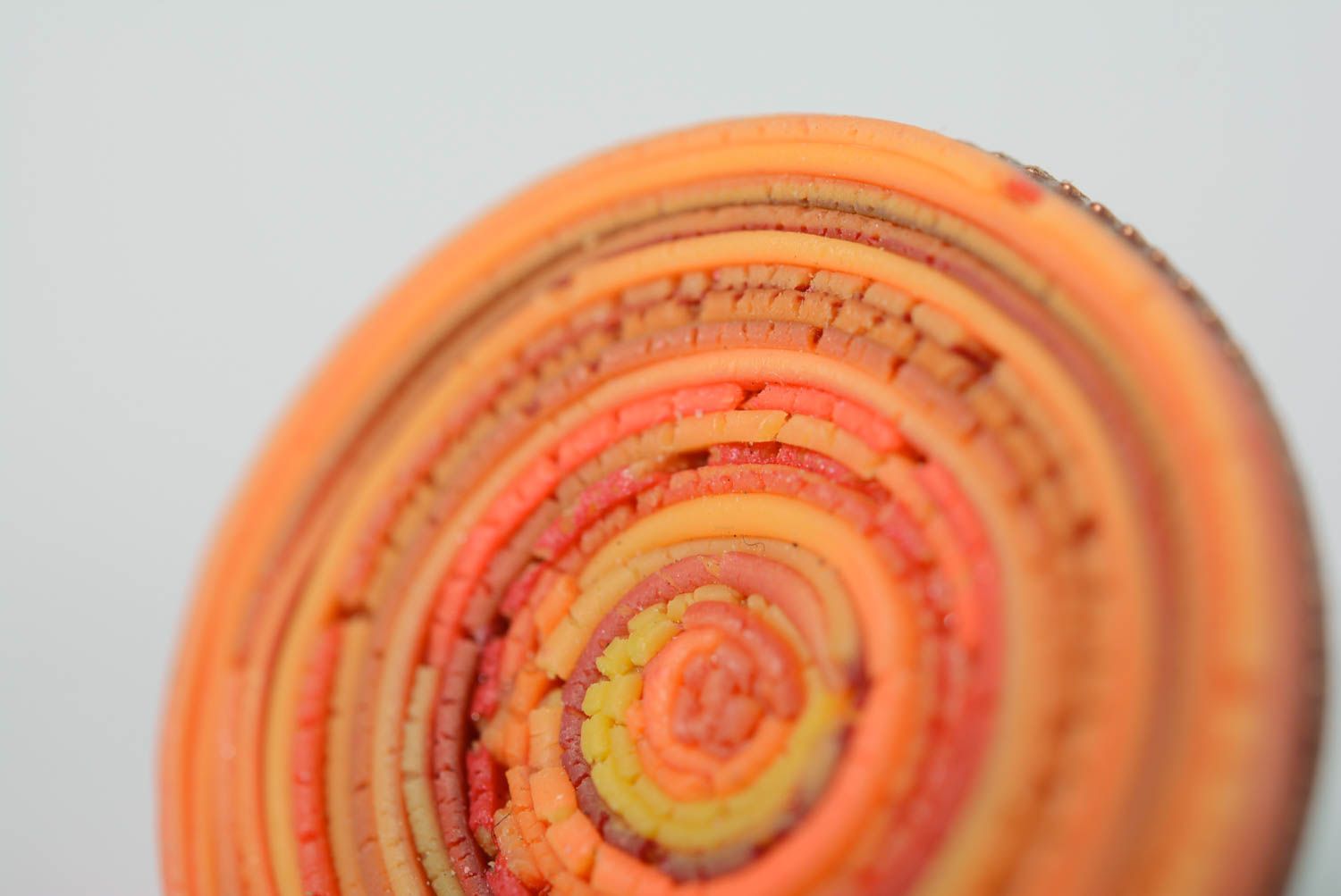 Кольцо из полимерной глины ручной работы круглое оранжевое рваный край красивое фото 4