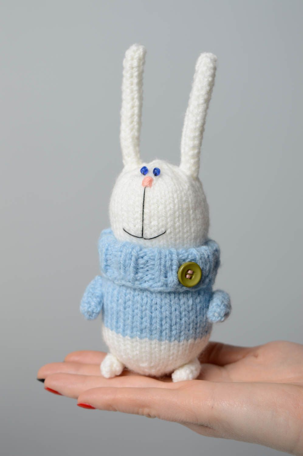 Peluche tricotée en forme de lièvre faite main photo 4