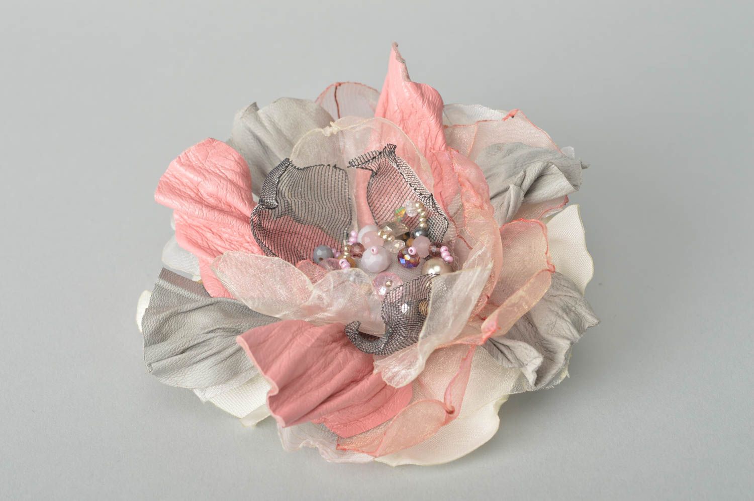 Handmade Blumen Brosche Leder Schmuck Designer Accessoire grau rosa Geschenk foto 2
