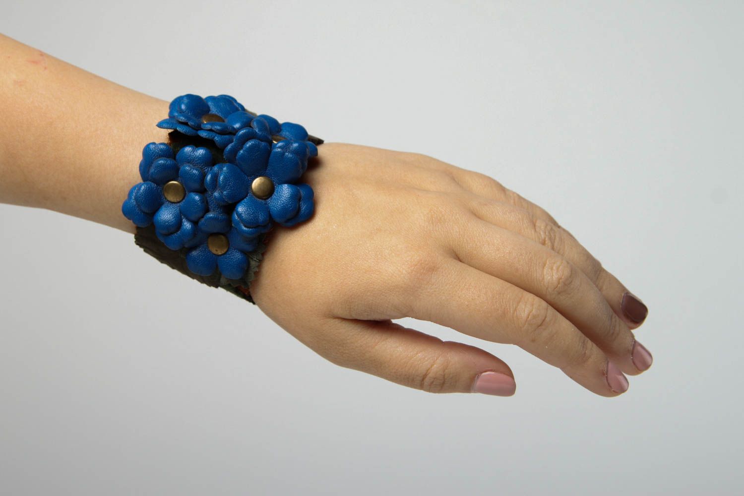 Bracelet cuir naturel Bracelet fait main large fleurs bleues Cadeau original photo 2