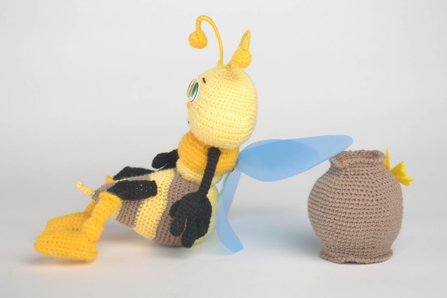 Handmade Kinder Spielzeug Häkel Kuscheltier Plüschtier Biene Stoff Tier mit Krug foto 2