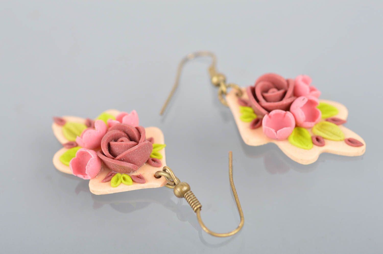 Beige schöne handgemachte Ohrringe aus Polymerton mit Anhängern schöne Blumen foto 5