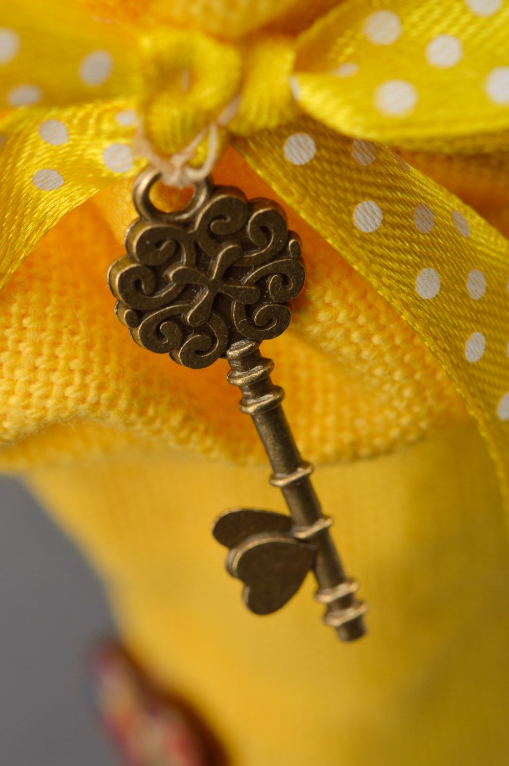 Авторская игрушка в виде зайчика из гобелена в желтых штанишках ручной работы фото 3