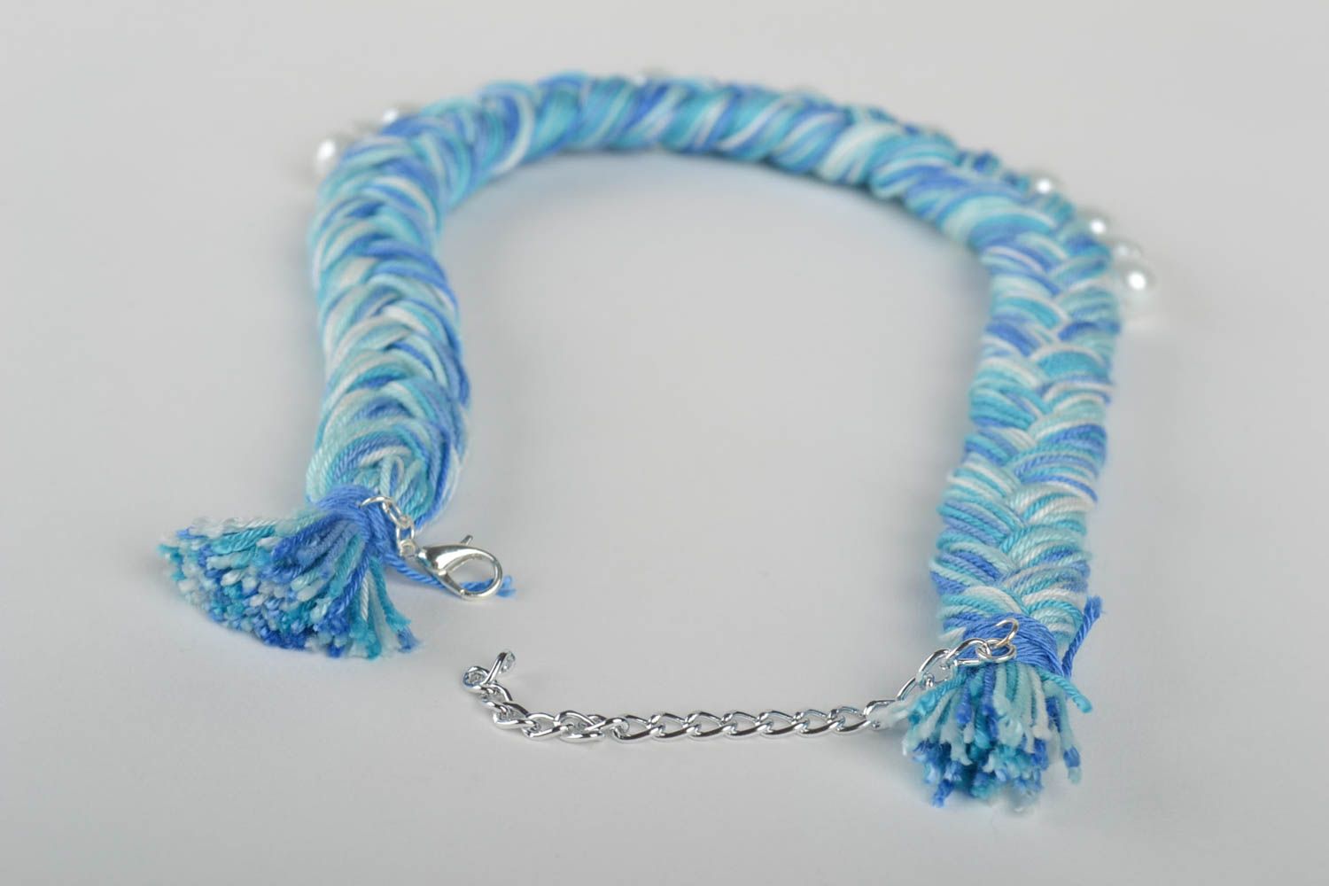 Collier perles blanches Bijou fait main Accessoire femme bleu original design photo 3