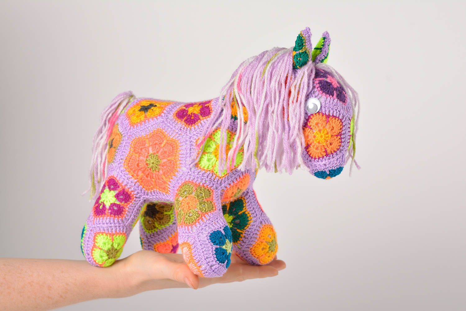 Peluche cheval faite main Jouet tricot mauve à fleurs Cadeau pour enfant photo 5