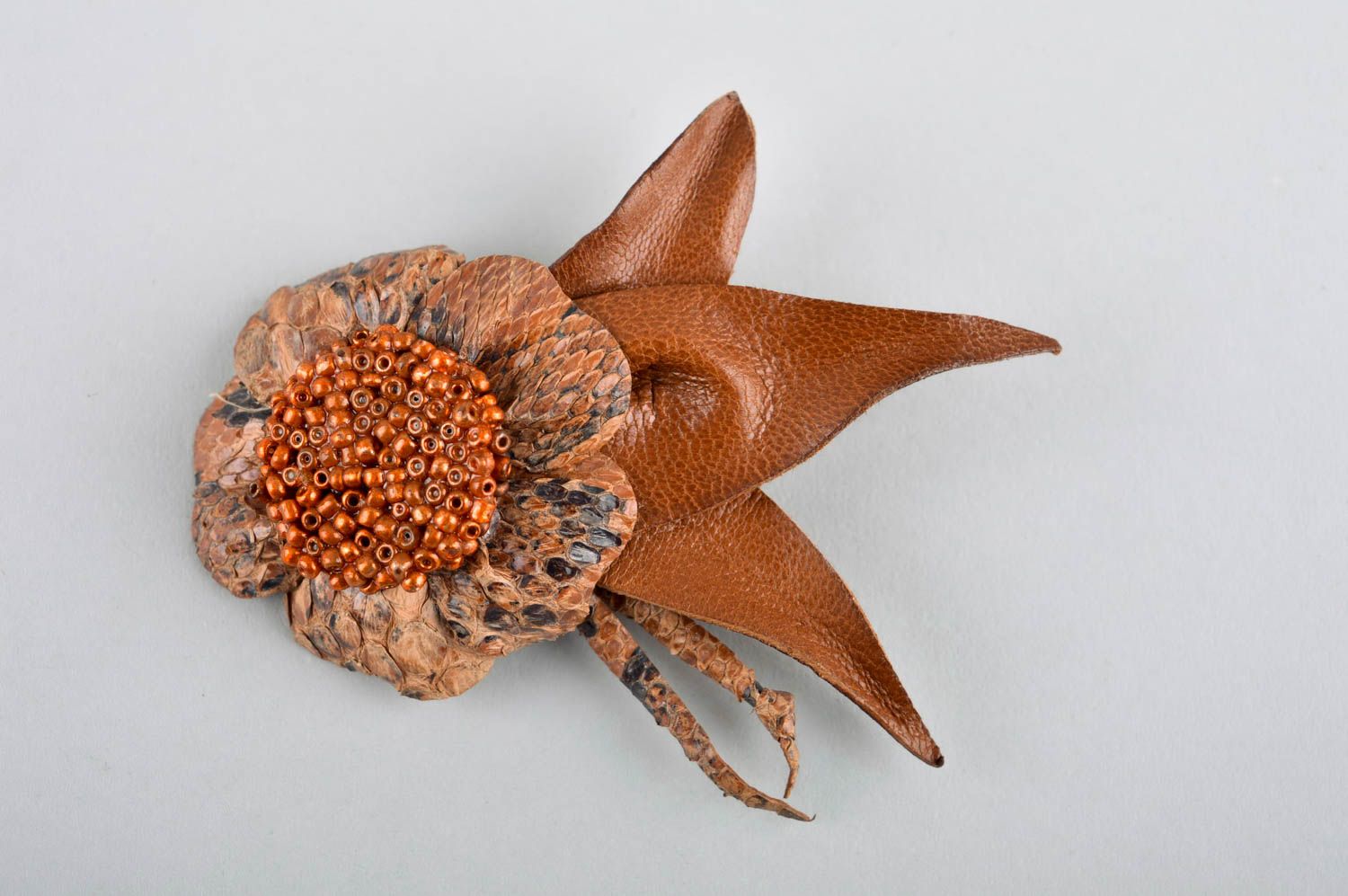 Broche fleur Bijou fantaisie fait main Accessoire en cuir perles de rocaille photo 2
