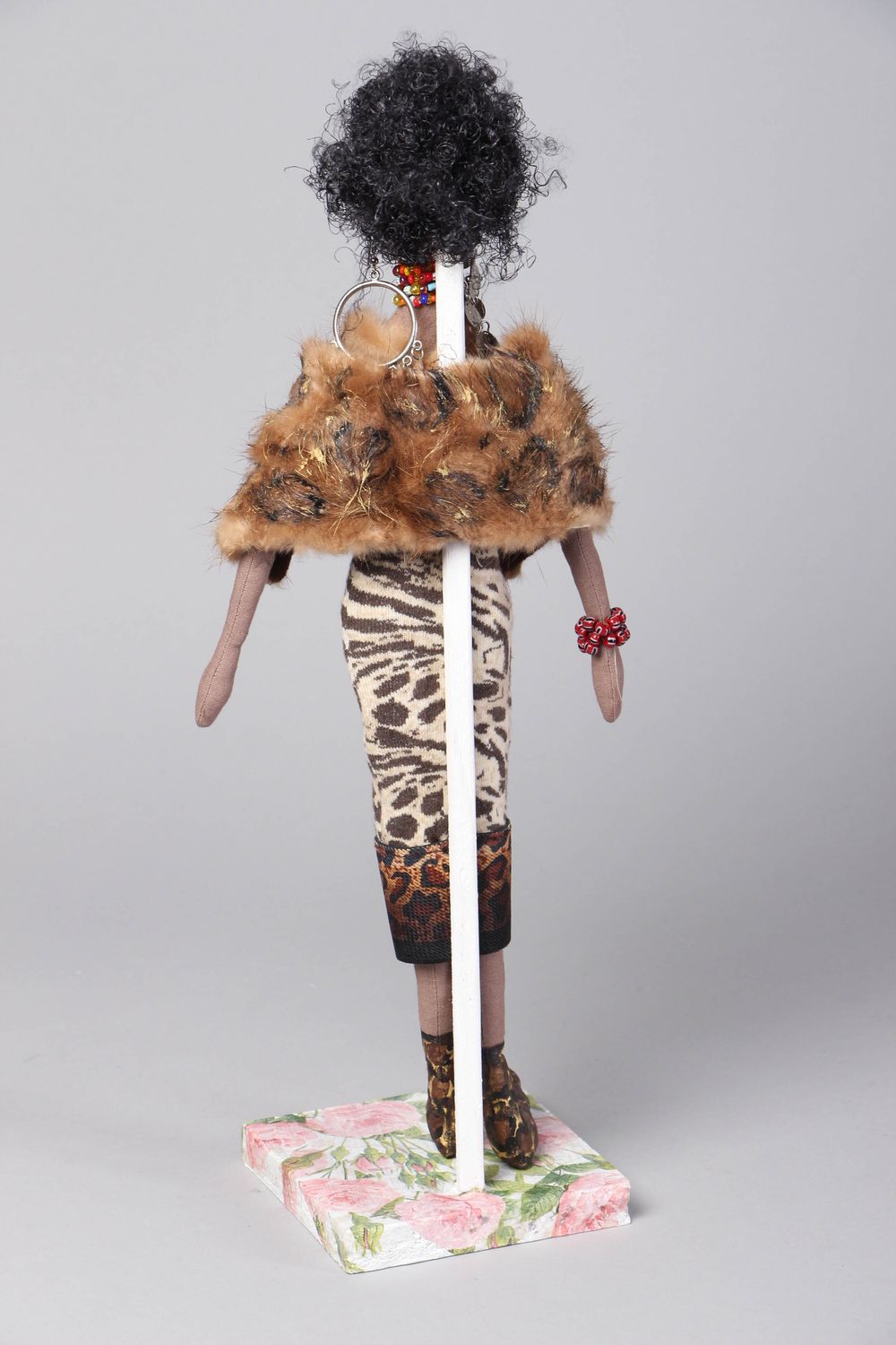 Авторская кукла на подставке Дама в мехах фото 3