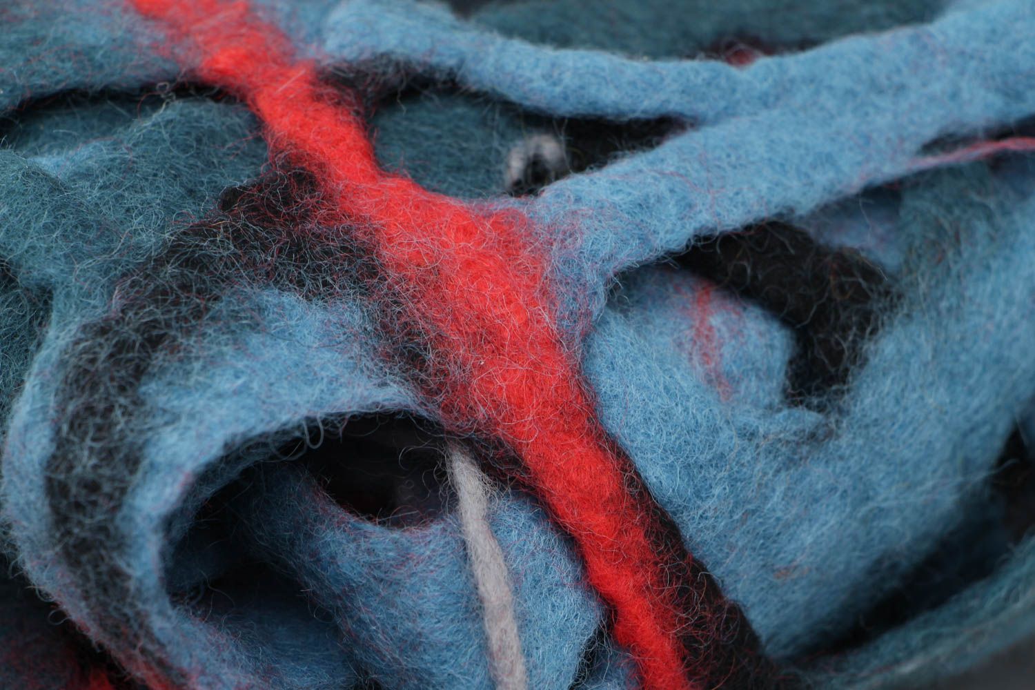 Оригинальный теплый шарф из шерсти в технике валяния фото 3